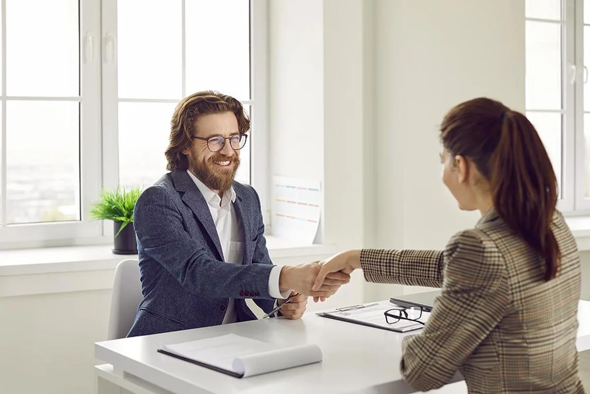 كورس إجراء مقابلات التوظيف (الانترفيو) باحترافية هو برنامج تدريبي متخصص يساعد المسؤولين عن التوظيف في الشركات على اكتساب المهارات والمعرفة اللازمة لإجراء مقابلات مهنية وفعّالة. يهدف كورس إجراء مقابلات التوظيف (الانترفيو) باحترافية إلى تحسين قدرتك على تقييم المرشحين بدقة واختيار أفضل الكفاءات التي تتناسب مع احتياجات الوظائف داخل المؤسسة.