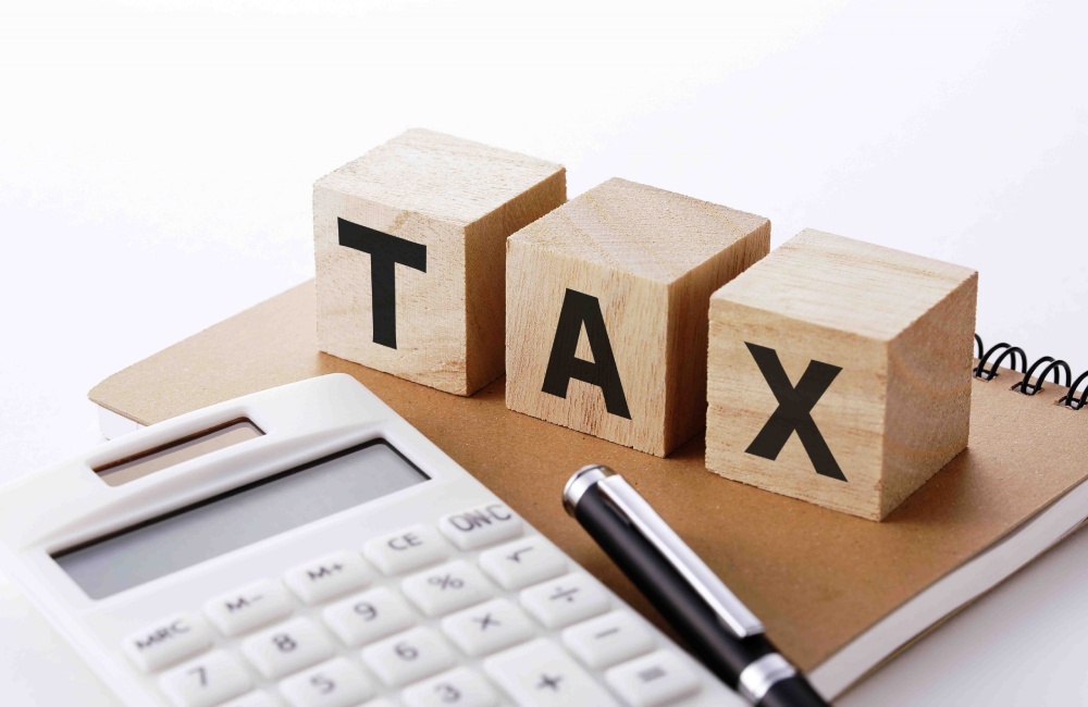 كورس شرح الضريبة على دخل الأشخاص الطبيعيين من النشاط التجاري والصناعي يهدف إلى تعليم المشاركين كيفية حساب وتقديم الضريبة على الدخل للأفراد الذين يمارسون الأنشطة التجارية والصناعية. و يتناول الجوانب المتعلقة بحساب الدخل الخاضع للضريبة، الإعفاءات الضريبية. بالإضافة إلى كيفية التقديم والإبلاغ عن الضرائب بما يتوافق مع اللوائح المحلية والدولية.