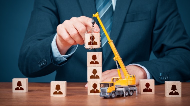 الدورة المتقدمة في إدارة الموارد البشرية هي برنامج تعليمي مكثف وعملي يهدف إلى تزويد المشاركين بـفهم عميق وشامل لجميع جوانب إدارة الموارد البشرية الحديثة والاستراتيجية. تركز الدبلومة على تطوير الكفاءات الأساسية اللازمة لتصميم وتطبيق سياسات وممارسات موارد بشرية مبتكرة تدعم الأهداف التنظيمية.