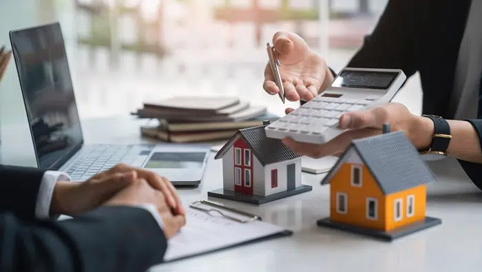 دبلومة محاسبة شركات المقاولات والاستثمار العقاري هي برنامج تدريبي متخصص يهدف إلى تأهيل المحاسبين والمهنيين لفهم الجوانب المحاسبية الفريدة في قطاع المقاولات والعقارات، وفقًا لأحدث المعايير المحلية والدولية. تغطي الدبلومة محاور مثل محاسبة العقود طويلة الأجل، نسب الإنجاز، إيرادات وتكاليف المقاولات.