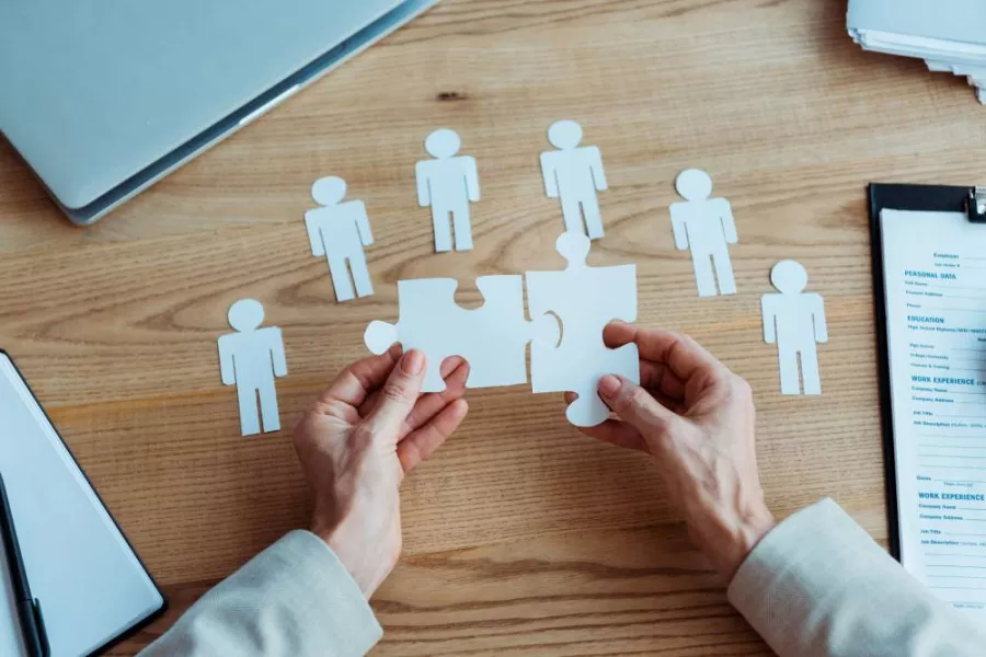 تُعد دبلومة تشخيص مشكلات الموارد البشرية ووضع الحلول الفعالة من البرامج التدريبية المتخصصة التي تهدف إلى تطوير مهارات العاملين في مجال إدارة الموارد البشرية في تحليل وفهم المشكلات التنظيمية والسلوكية داخل بيئة العمل، ووضع استراتيجيات فعالة لمعالجتها بطرق علمية واحترافية.