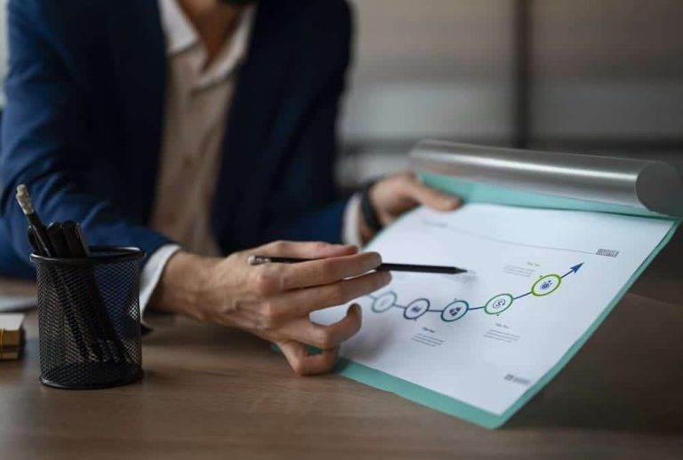 كورس أساسيات تحليل النماذج المالية وتقييم الشركات هو برنامج تدريبي شامل يهدف إلى تزويد المشاركين بالمهارات والمعرفة اللازمة لفهم وتحليل النماذج المالية، بالإضافة إلى تقييم الشركات باستخدام تقنيات مالية متقدمة. يساعد كورس أساسيات تحليل النماذج المالية وتقييم الشركات المهنيين والمبتدئين في بناء نماذج مالية دقيقة وتطبيق أساليب تقييم موثوقة لدعم القرارات الاستثمارية.