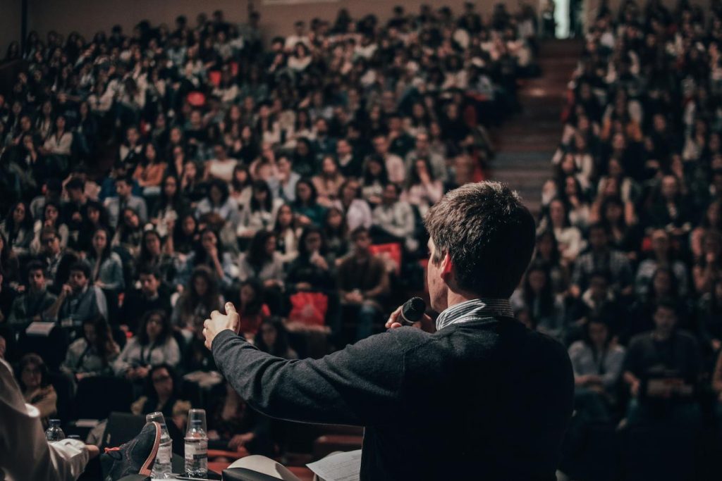 كورس إعداد وتأهيل المتحدث الجماهيري – Public Speaker