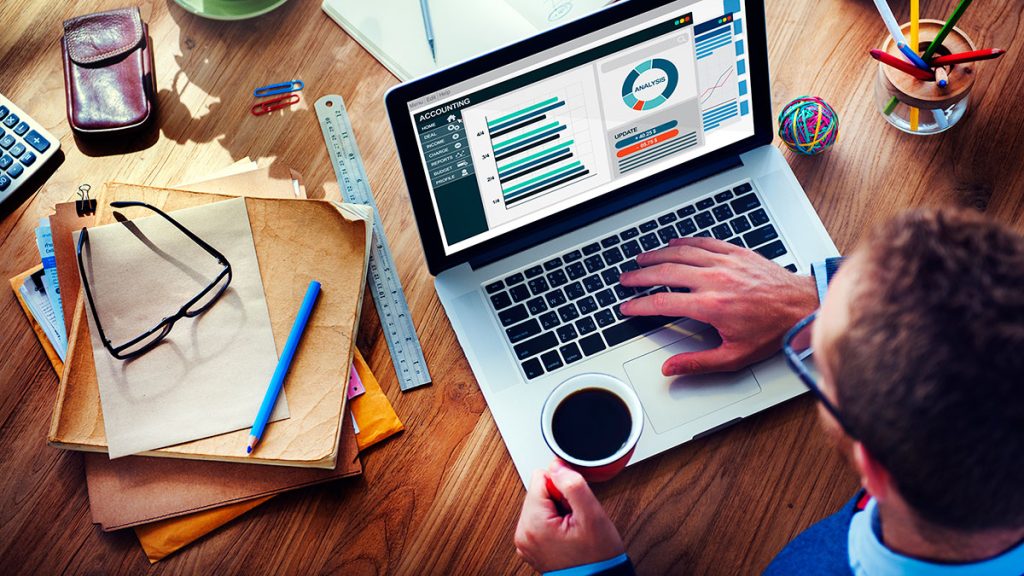 كورس إعداد التقارير المالية إلكترونيًا يقدم لك المهارات اللازمة لإعداد التقارير المالية بدقة وكفاءة باستخدام أدوات وتقنيات حديثة. يركز كورس اعداد التقارير المالية الكترونيا على كيفية استخدام البرمجيات المحاسبية لإعداد التقارير المالية مثل قائمة الدخل، الميزانية العمومية، وقائمة التدفقات النقدية إلكترونيًا.