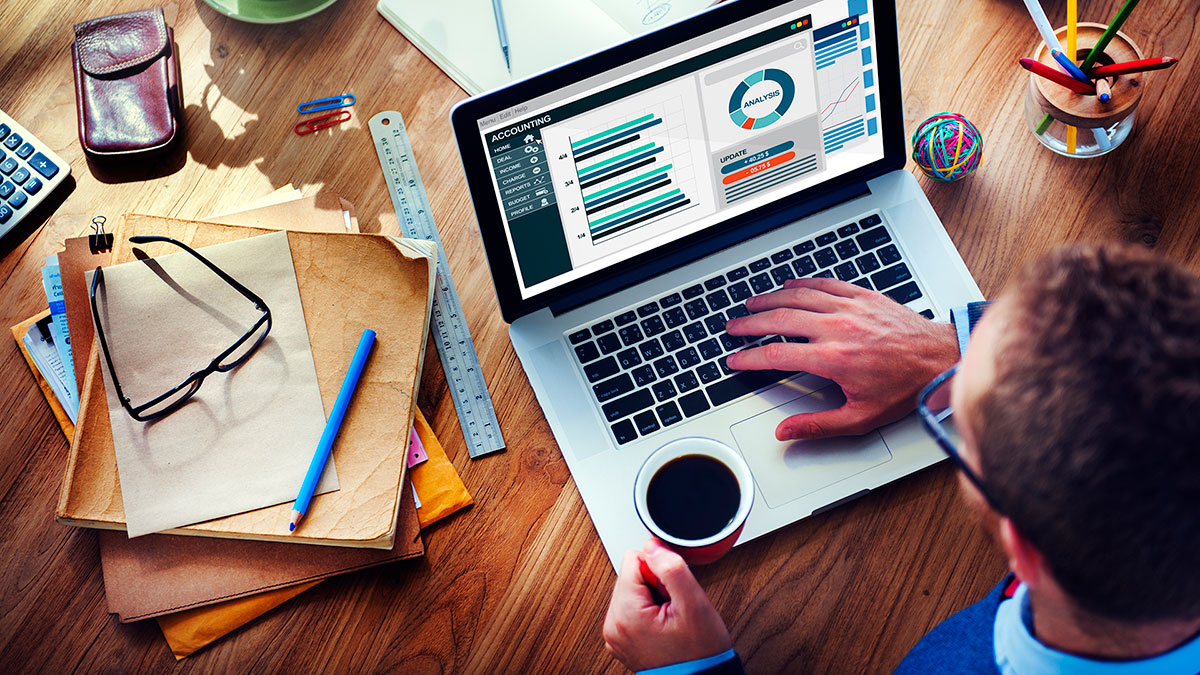 كورس إعداد التقارير المالية إلكترونيًا يقدم لك المهارات اللازمة لإعداد التقارير المالية بدقة وكفاءة باستخدام أدوات وتقنيات حديثة. يركز كورس اعداد التقارير المالية الكترونيا على كيفية استخدام البرمجيات المحاسبية لإعداد التقارير المالية مثل قائمة الدخل، الميزانية العمومية، وقائمة التدفقات النقدية إلكترونيًا.