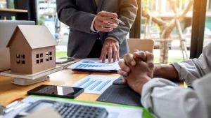 كورس محاسبة شركات المقاولات والاستثمار العقاري يهدف إلى تزويد المحاسب وصاحب العمل بالمهارة لإدارة الحسابات في قطاع المقاولات و يغطي الأسس المتعلقة بإعداد القوائم المالية، تتبع التكاليف،حساب الأرباح والخسائر،وتقييم المشاريع العقارية.ويتناول كيفية التعامل مع الجوانب المالية المعقدة مثل عقود المقاولات،تمويل المشاريع، والضرائب العقارية.